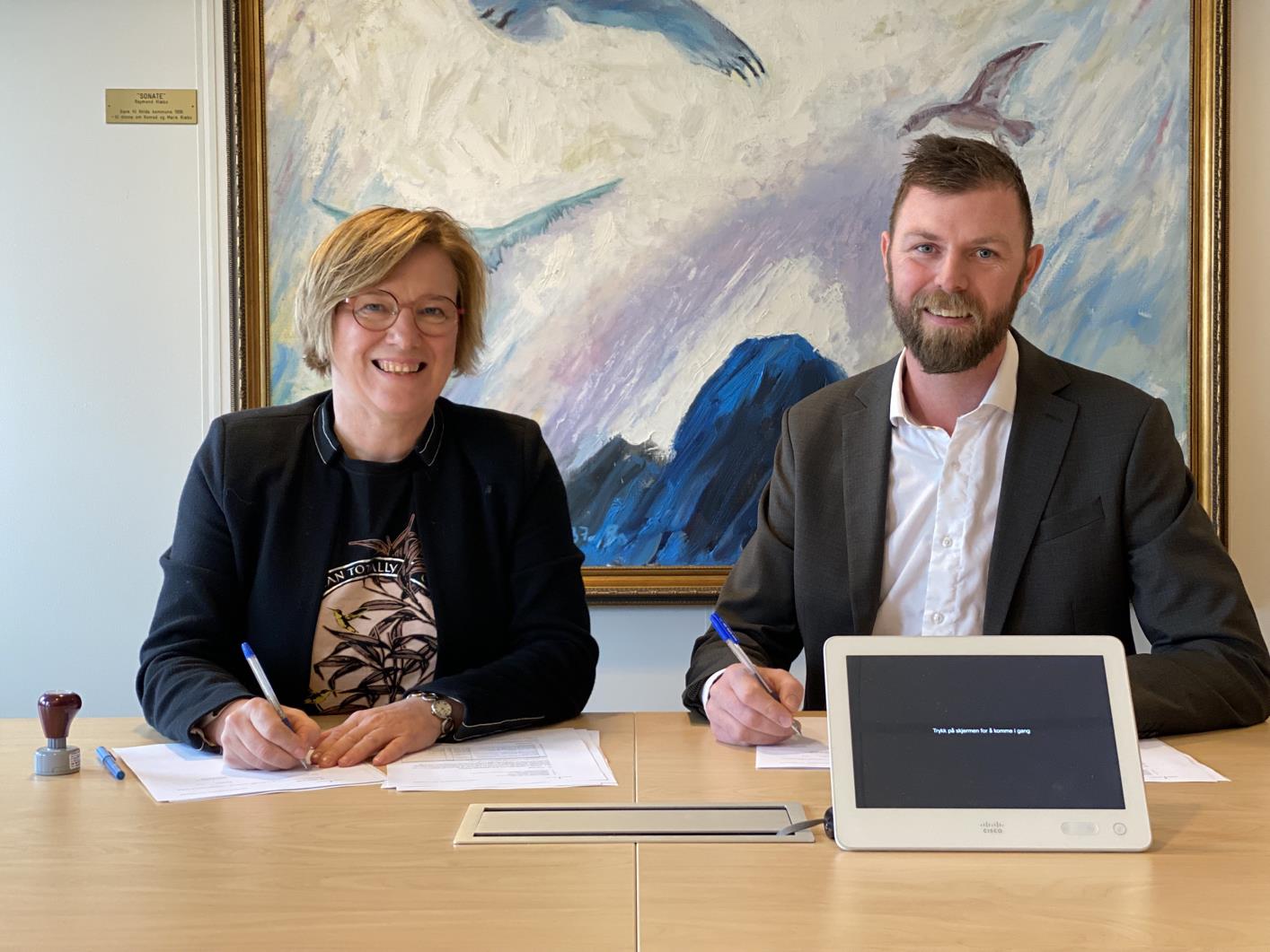 Bilete av ordførar Sølvi Dimmen og dagleg leiar Andreas Andenæs i Christie & Opsahl AS signerer kontrakt for samspelsentreprise for symjehallen.