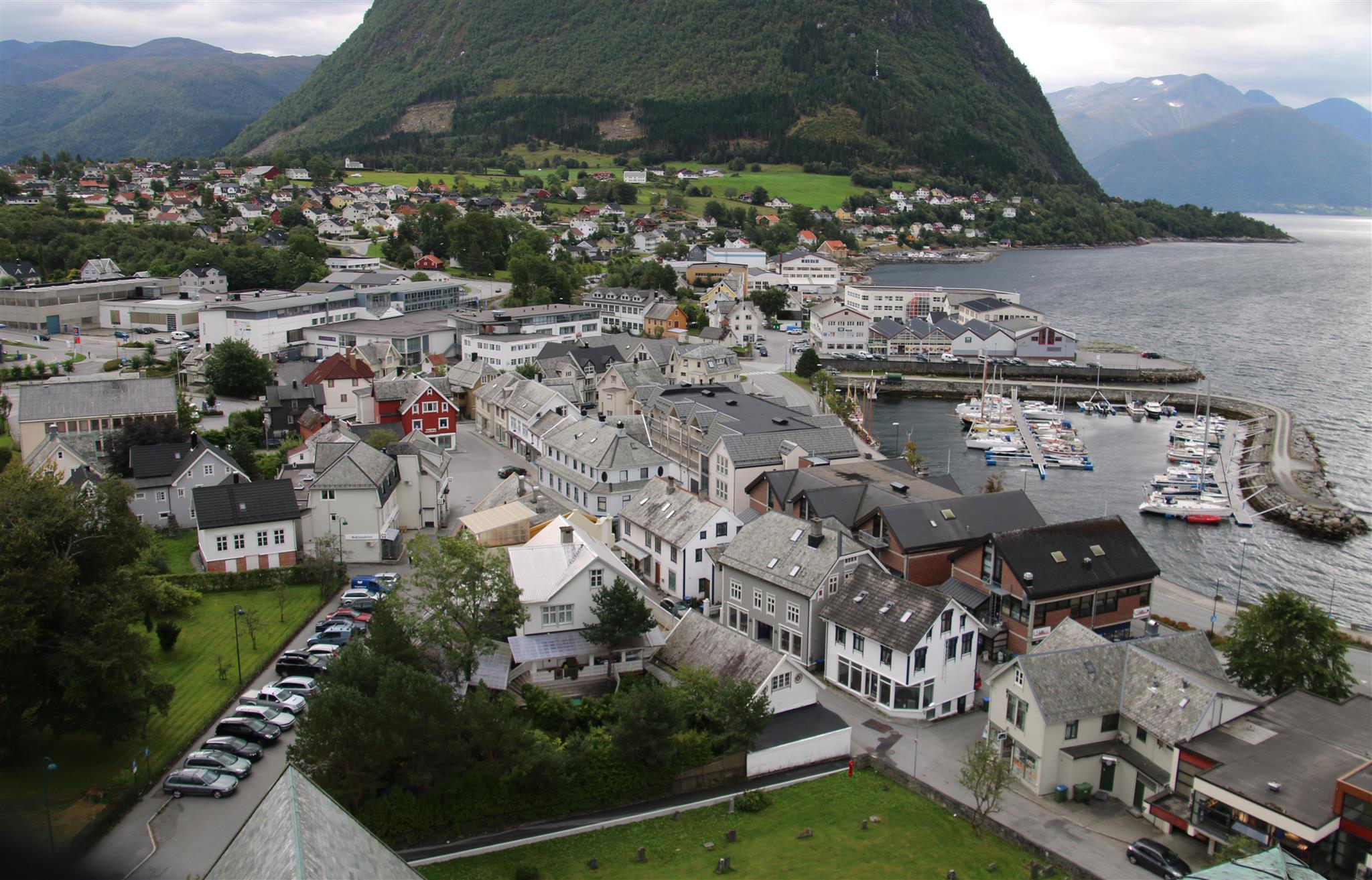 Volda sentrum - sett frå kyrkjetårnet båthamna og Rotsethornet