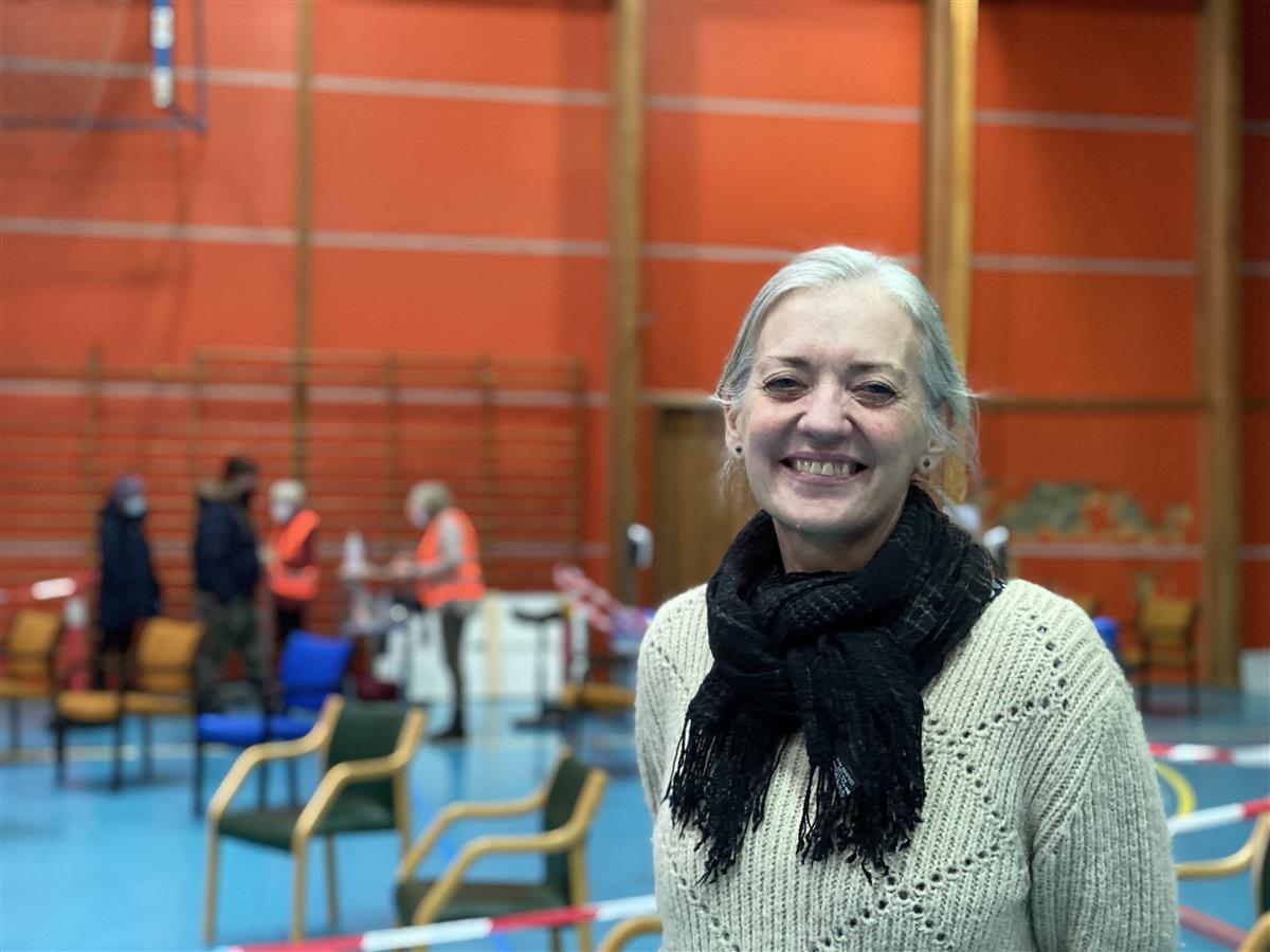 Gitte Edvardsen, leiar Volda helsestasjon og vaksineansvarleg, har all grunn til å smile og vere stolt av det dyktige vaksineteamet sitt! - Klikk for stort bilete