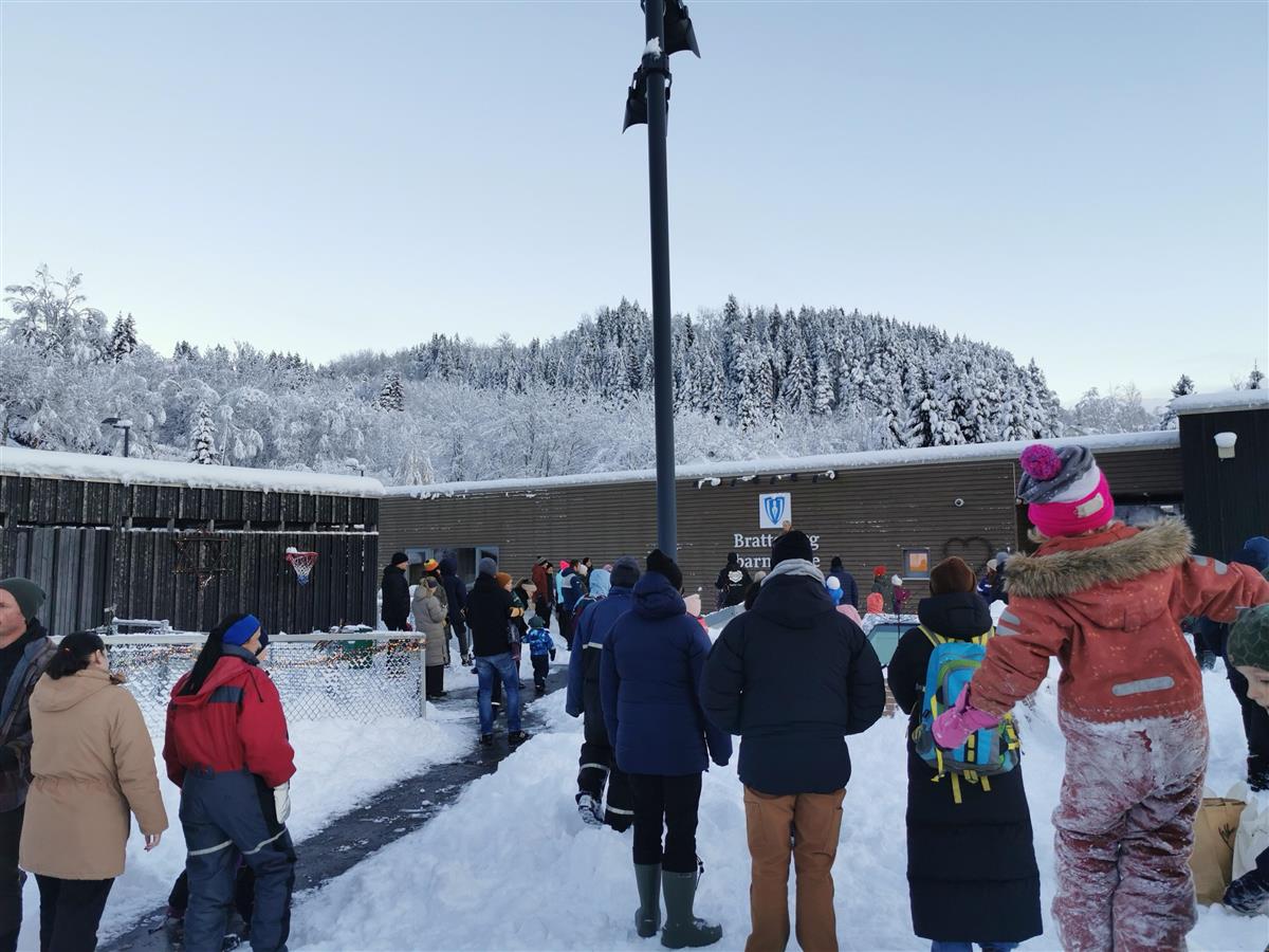 Publikum på lysfesten - Klikk for stort bilete