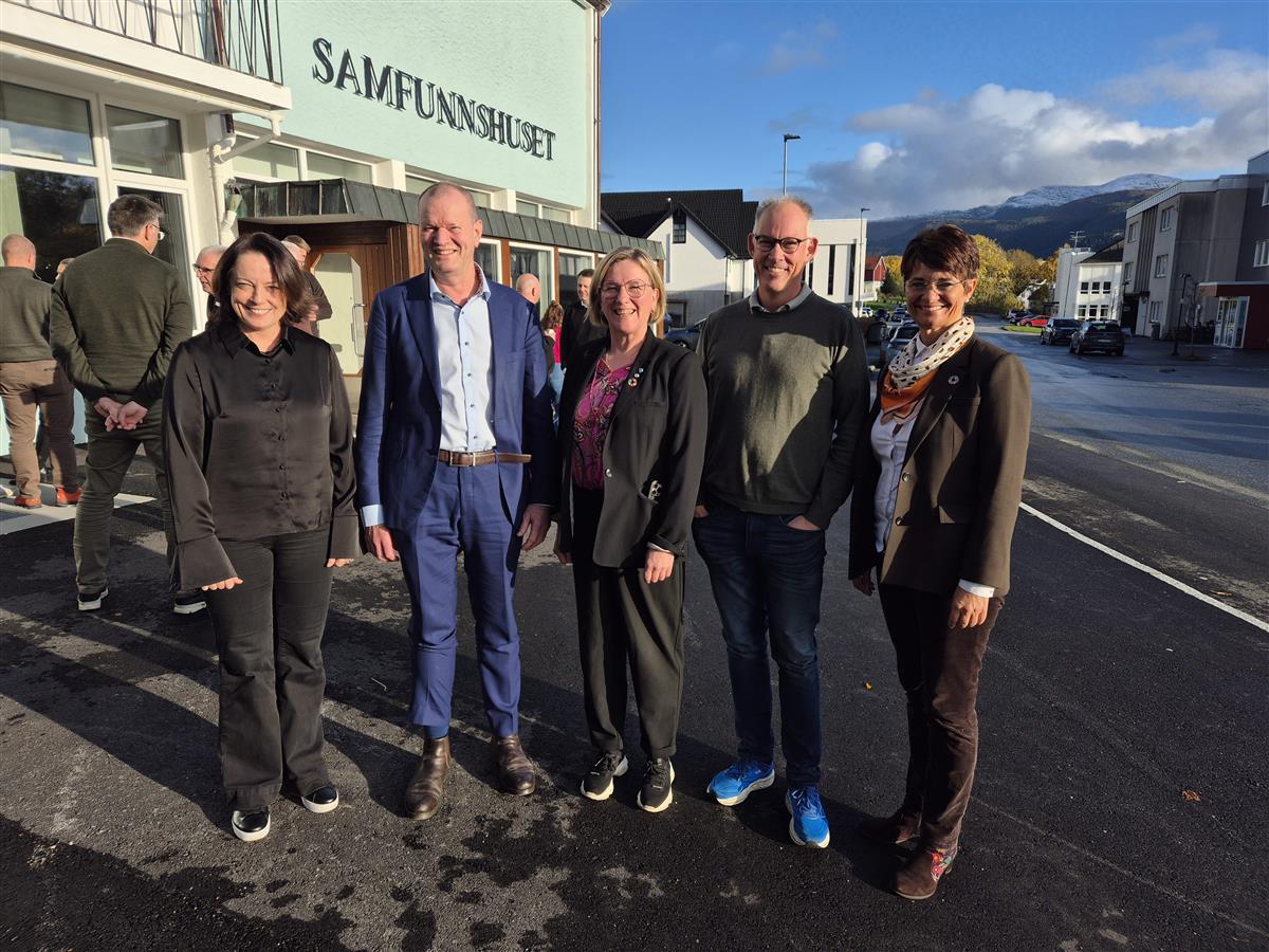 Gruppebilde utanfor samfunnshuset, Statsforvaltar Else May Botten, kommunedirektør Rune Sjurgard, ordførar Sølvi Dimmen, varaordførar Sverre Leivdal og assisterande statsforvaltar Rigmor Brøste.  - Klikk for stort bilete