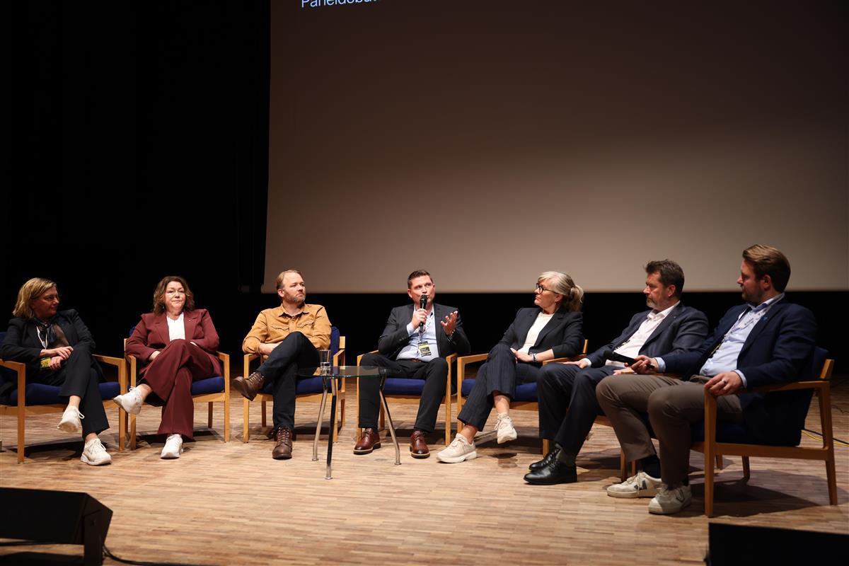 Lenkje til artikkel: Demokratikonferansen 2026: Framtida må byggjast saman