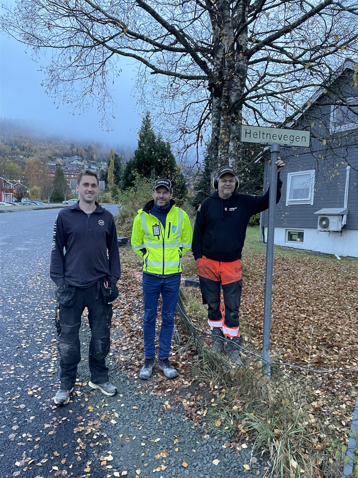 F.v. Steffen Mo Otterdal frå Sentrum Rør, Helge Berstad frå Volda kommune og Sindre Humberset frå Humberset Maskin.  - Klikk for stort bilete