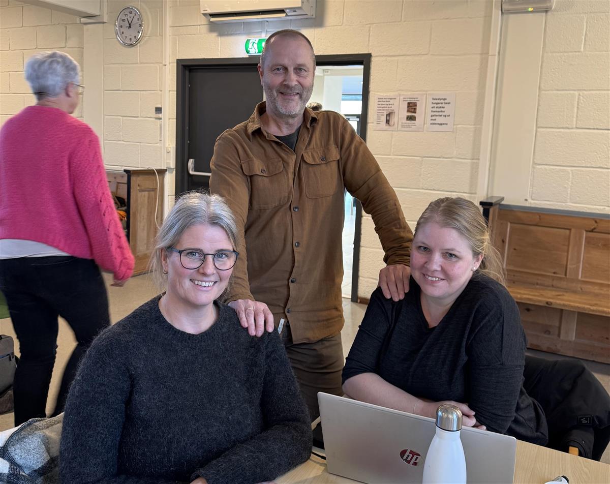 Kommunalsjef for helse og omsorg Svein Berg-Rusten saman med f.v. Kari B. Bjørdal og Sigrid E Saanum. - Klikk for stort bilete