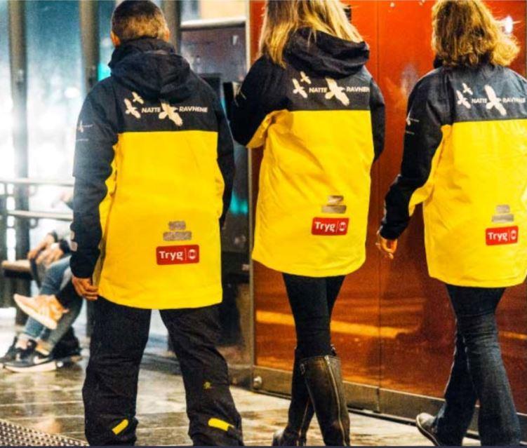 personar ute blant ungdom - Klikk for stort bilete