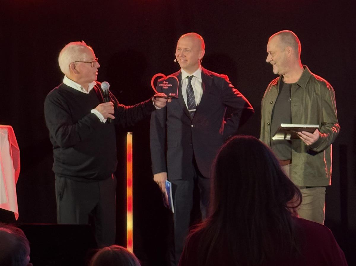 Utdeling av publikumsprisen på scena under heiderskvelden - Klikk for stort bilete